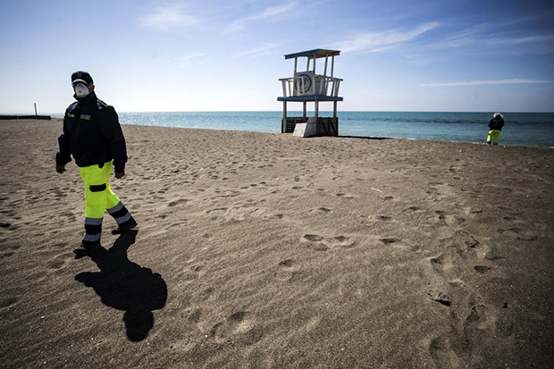 Италијани у проблему: Чека их чудно и врело лето - дезинфекција лежаљки, заказивање места на плажи, маске на лицу